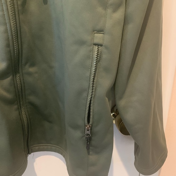 Swiss Tech lined soft shell coat for men.   Size Medium.  Zipper front. - Picture 4 of 7